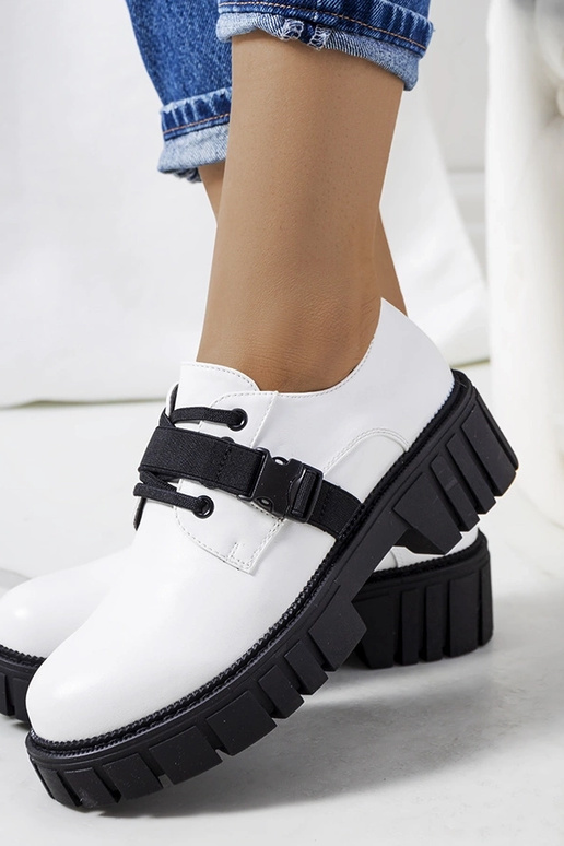 Valged traktoritallaga kingad Marike Valged traktoritallaga kingad Marike