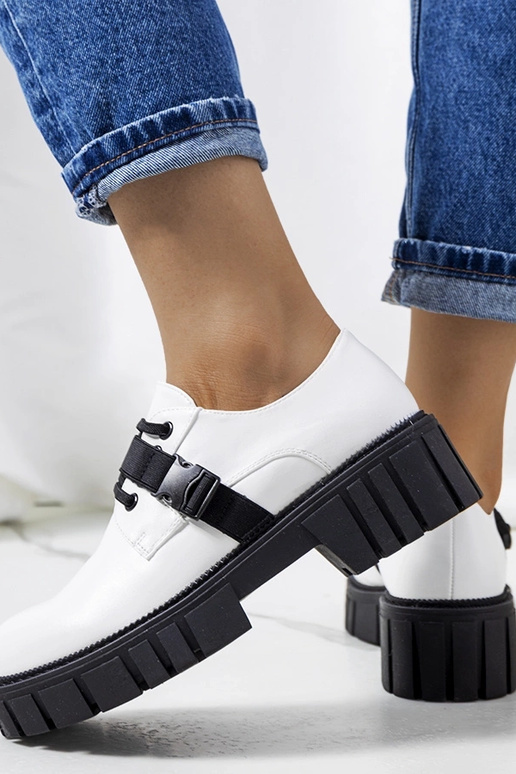 Valged traktoritallaga kingad Marike Valged traktoritallaga kingad Marike