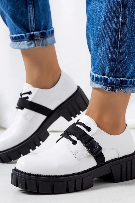 Valged traktoritallaga kingad Marike Valged traktoritallaga kingad Marike