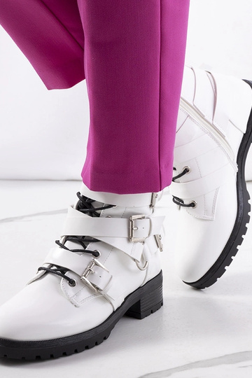 Donsa valged poolsaapad