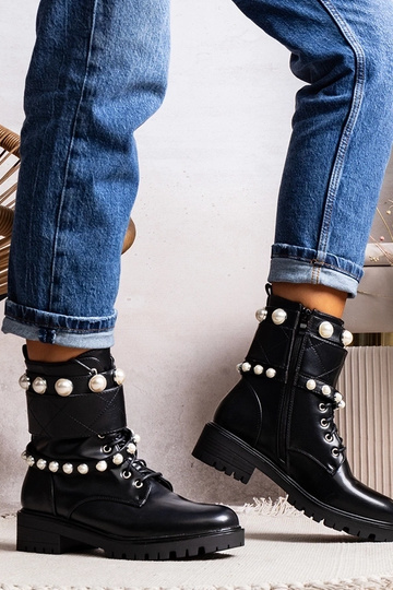 Mustad naiste nöörsaapad...