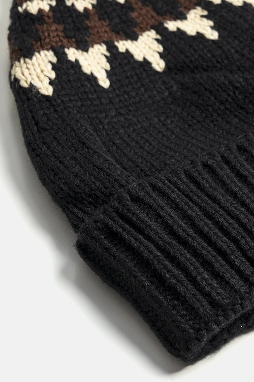 Must Abneri mustritega müts