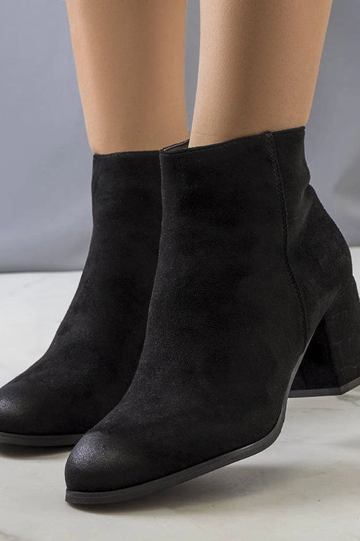 Mustad poolsaapad kontsaga Silas