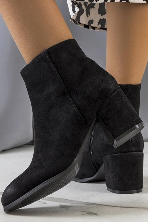 Mustad poolsaapad kontsaga Silas