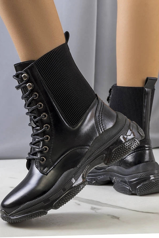 Mustad Sedile poolsaapad