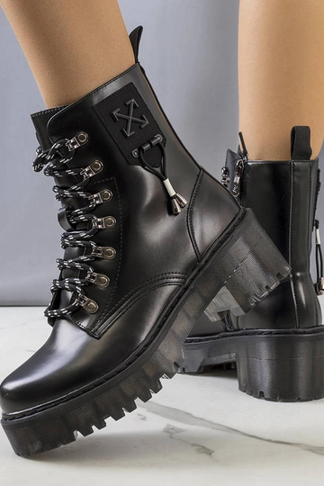 Mustad poolsaapad... 2