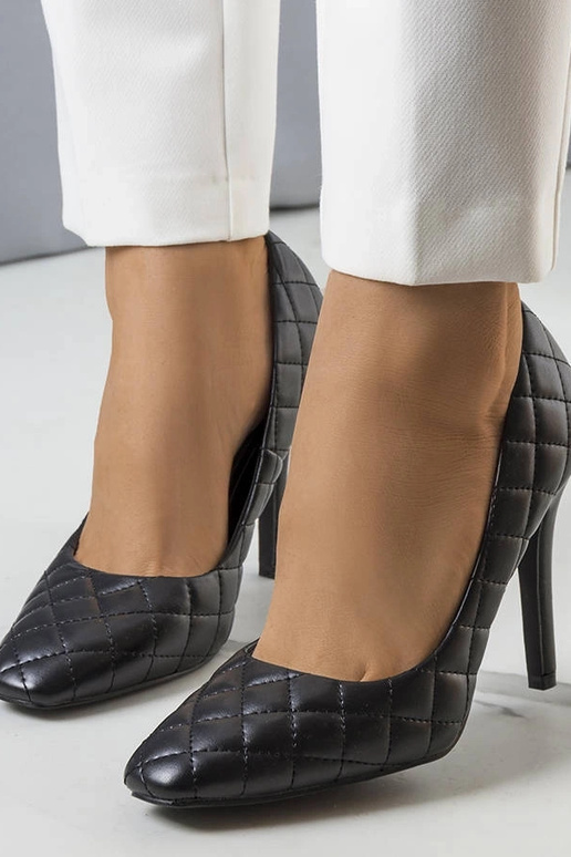 Nadelia mustad tepitud kontsad