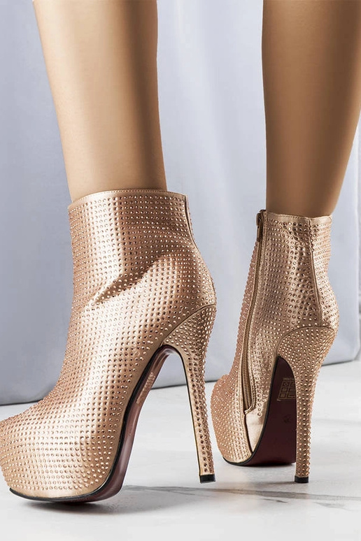 Tatiana kuldsed kõrge kontsaga...