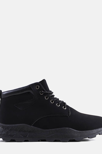 Mustad Tristen isoleeritud...