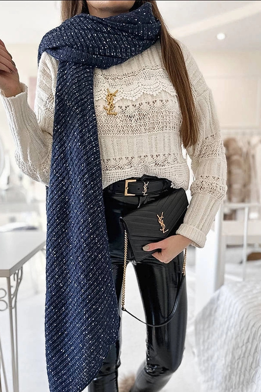 Khalil tumesinine täpiline sall