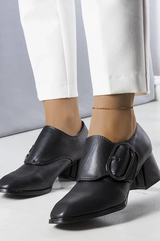 Ailani mustad kontsaga pumbad