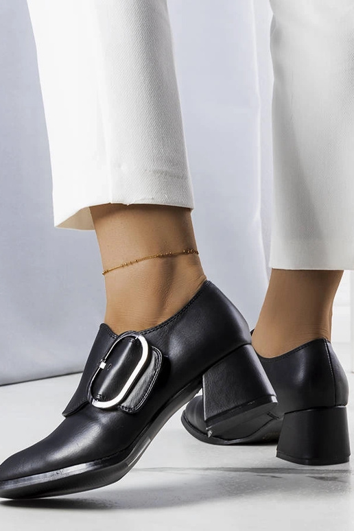 Ailani mustad kontsaga pumbad