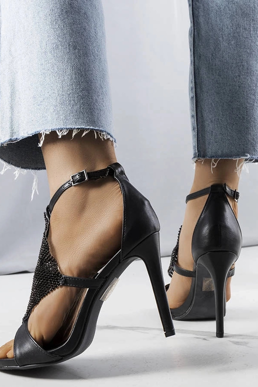 Mustad elegantsed kõrge kontsaga...