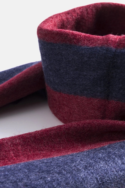 Meresinine ja punane narmastega sall...