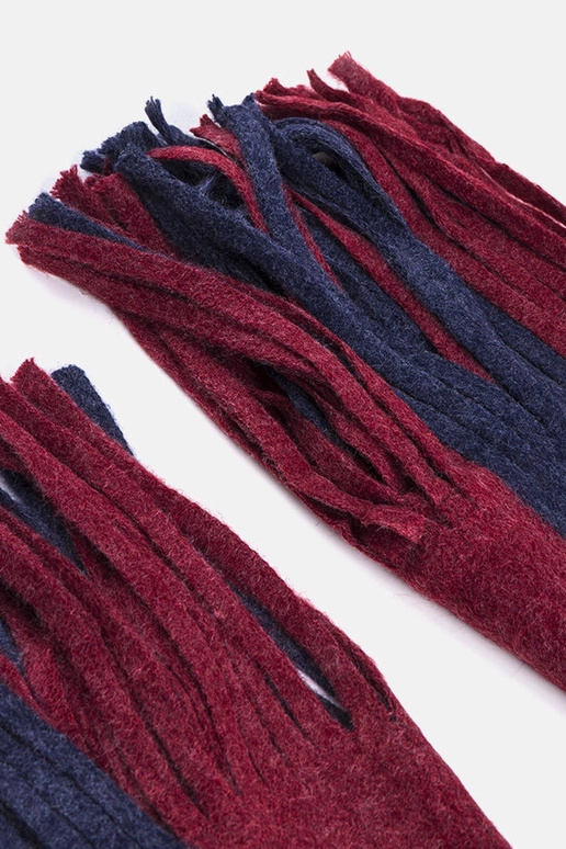 Meresinine ja punane narmastega sall...