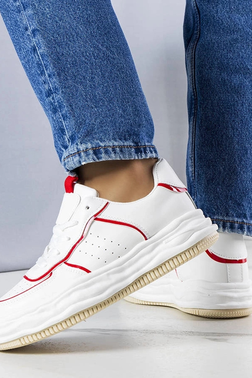 Valged punaste sisetükkidega tossud... Valged punaste sisetükkidega tossud...