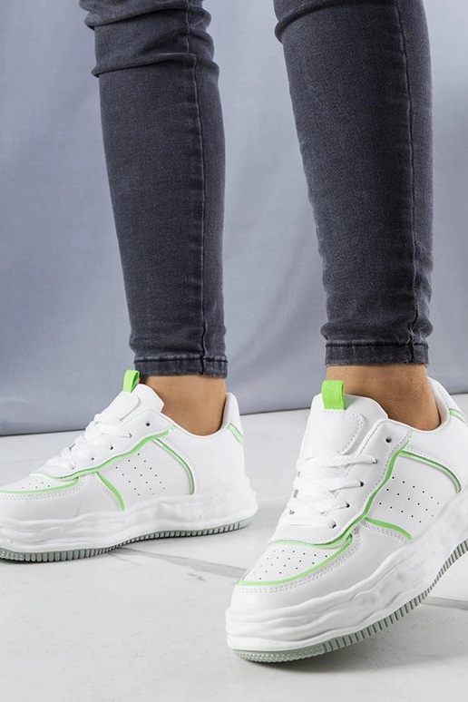 Valged tossud roheliste vahetükkidega... Valged tossud roheliste vahetükkidega...