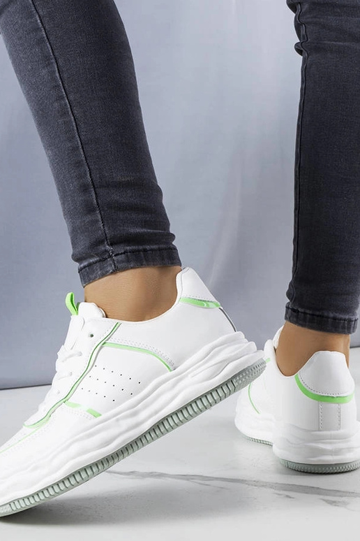 Valged tossud roheliste vahetükkidega... Valged tossud roheliste vahetükkidega...