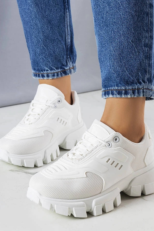 Valged sportkingad massiivsel tallal,...