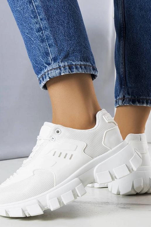 Valged sportkingad massiivsel tallal,...