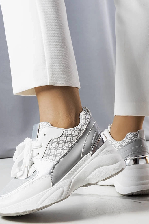 Hallid spordijalatsid monogrammiga,...