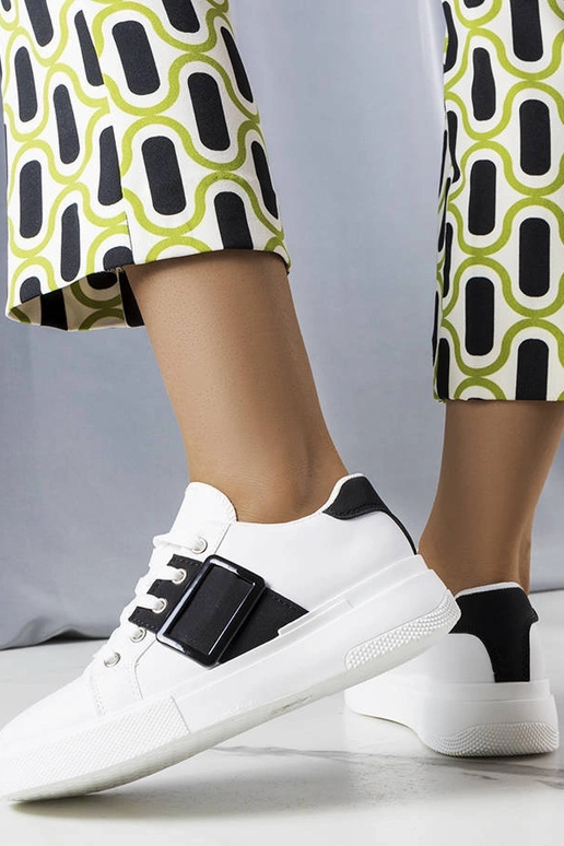 Musta pandlaga kaunistatud valged...