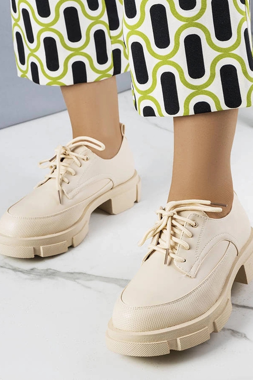 Beežid massiivse tallaga kingad Kay