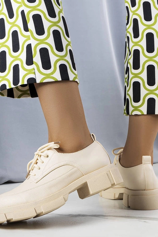 Beežid massiivse tallaga kingad Kay