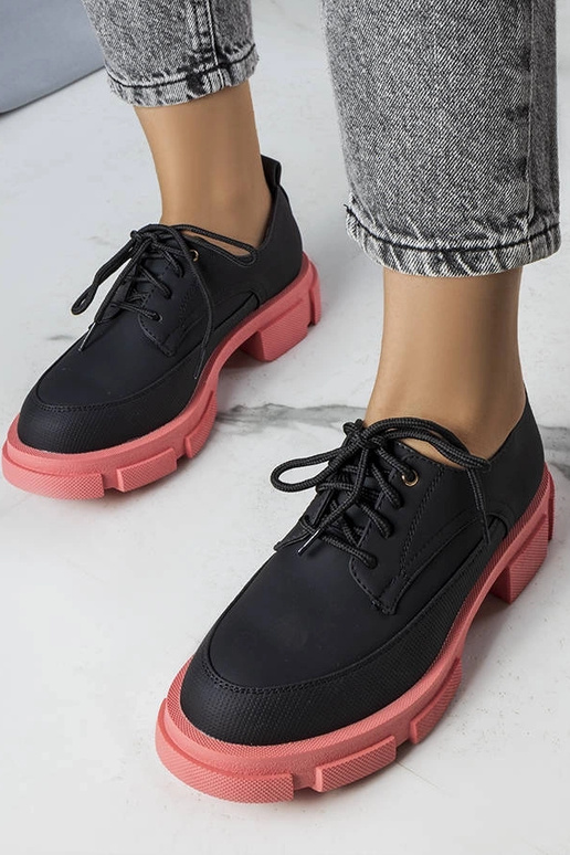 Mustad poolsaapad massiivse Kay tallaga