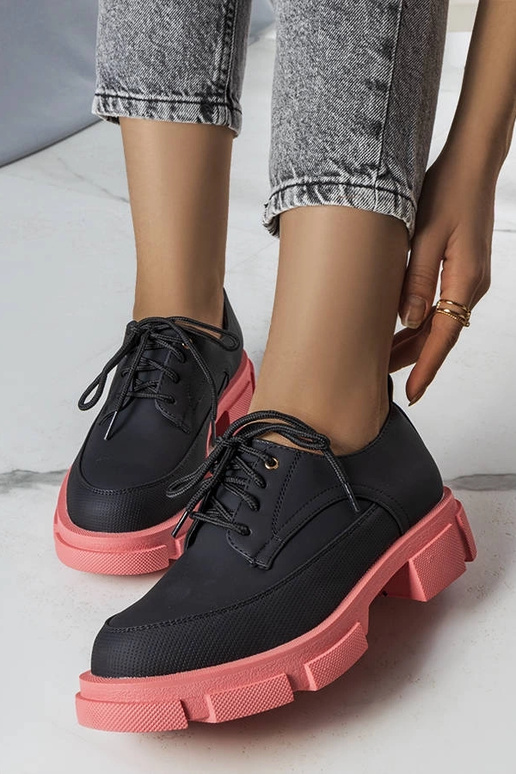 Mustad poolsaapad massiivse Kay tallaga