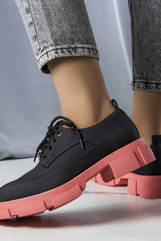 Mustad poolsaapad massiivse Kay tallaga