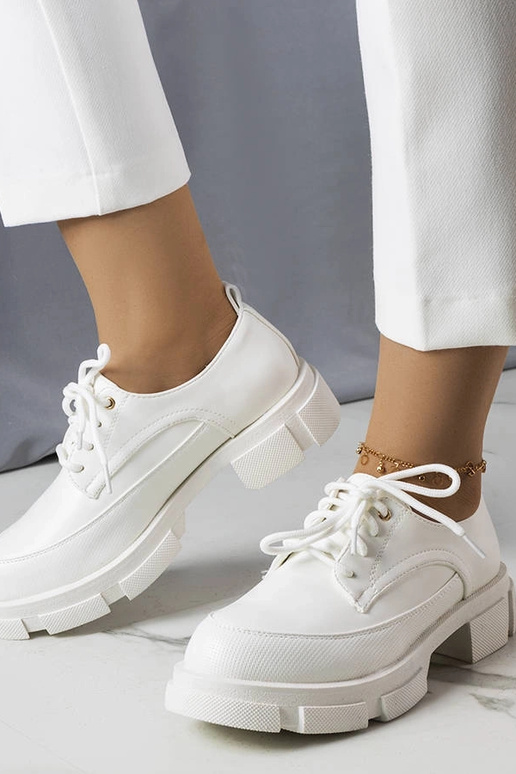 Valged poolsaapad massiivse tallaga,...