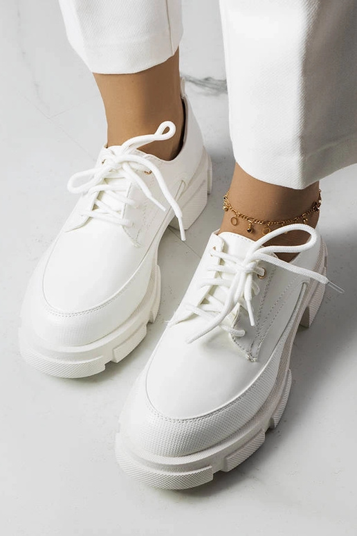 Valged poolsaapad massiivse tallaga,...