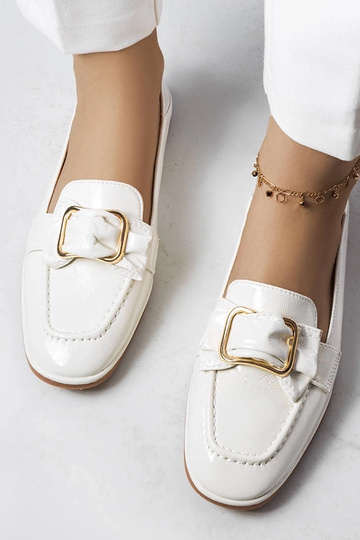 Valged lakitud mokasiinid...