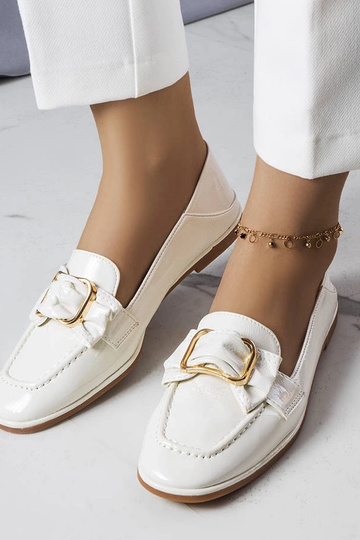 Valged lakitud mokasiinid... 2