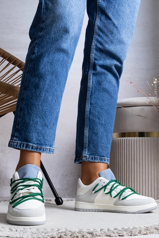 Hallid naiste tossud roheliste...