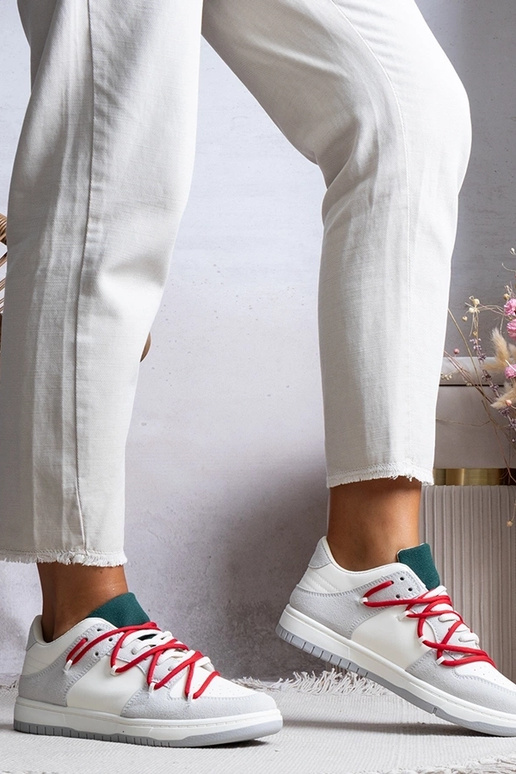 Hallid naiste tossud punaste paeltega...