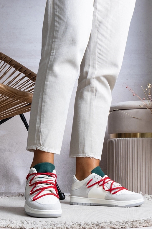 Hallid naiste tossud punaste paeltega...