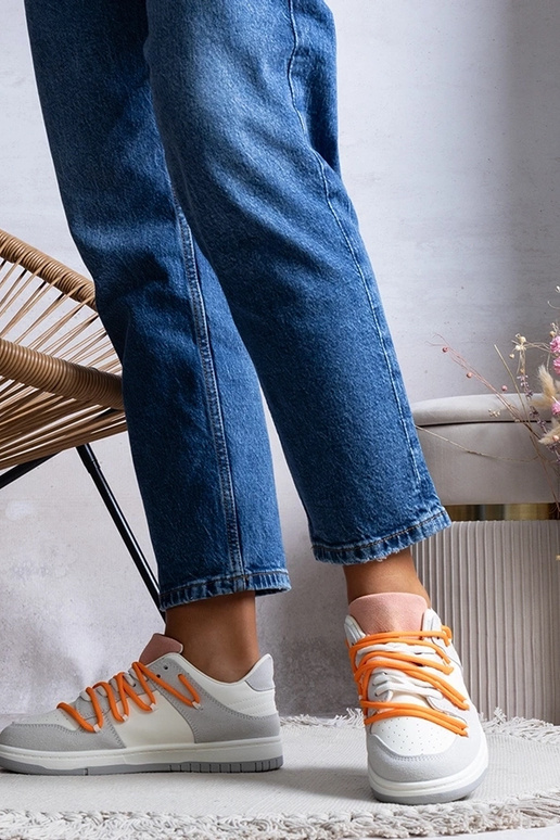 Hallid naiste tossud, paeltega...