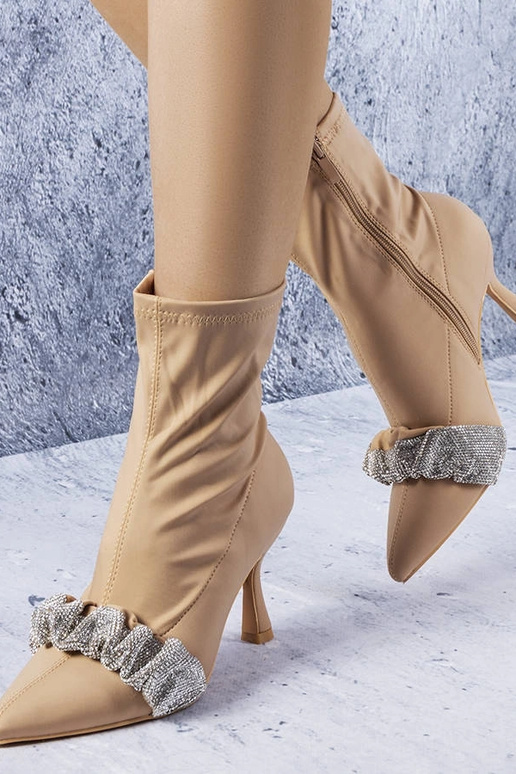 Beežid poolsaapad kaunistatud Caisse...