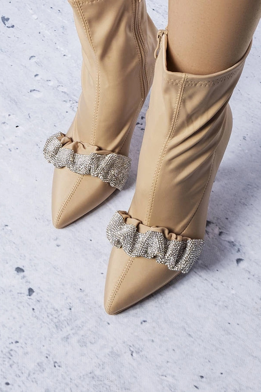 Beežid poolsaapad kaunistatud Caisse...