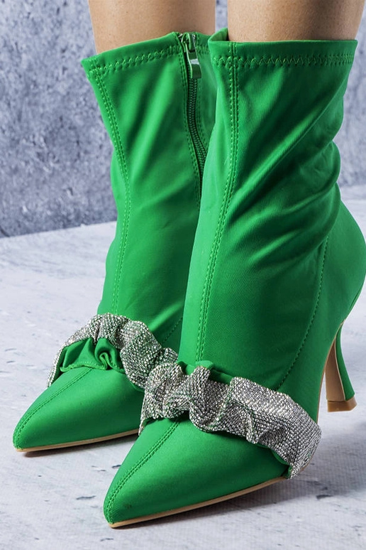 Rohelised poolsaapad kaunistatud...