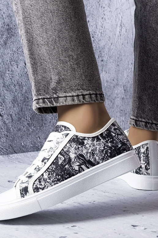 Mustvalged Aucoini kangast tossud