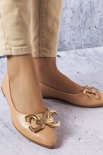 Tumedad liivakarva kingad...