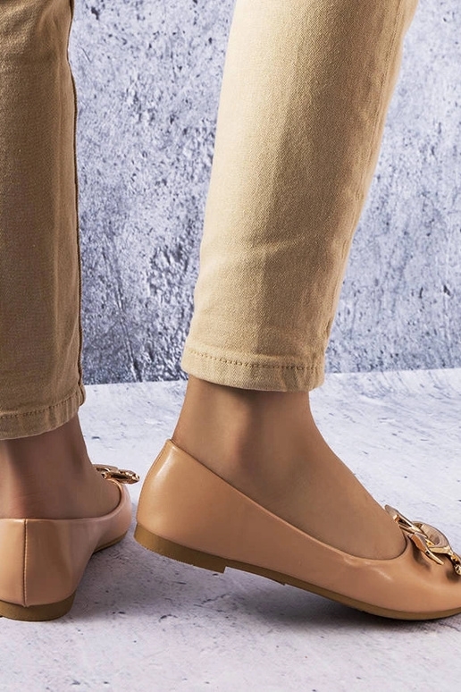 Tumedad liivakarva kingad...