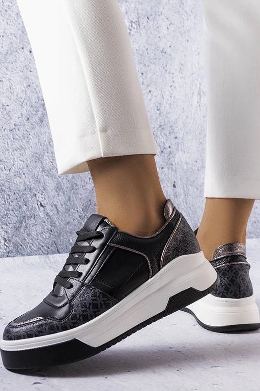 Mustad tossud, mis on kaunistatud... Mustad tossud, mis on kaunistatud...