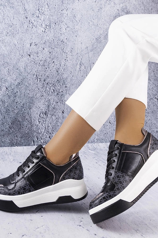 Mustad tossud, mis on kaunistatud... Mustad tossud, mis on kaunistatud...