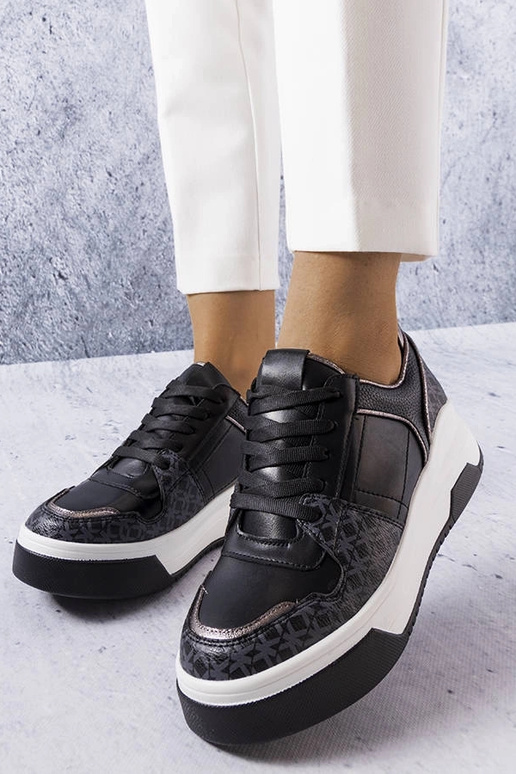 Mustad tossud, mis on kaunistatud... Mustad tossud, mis on kaunistatud...