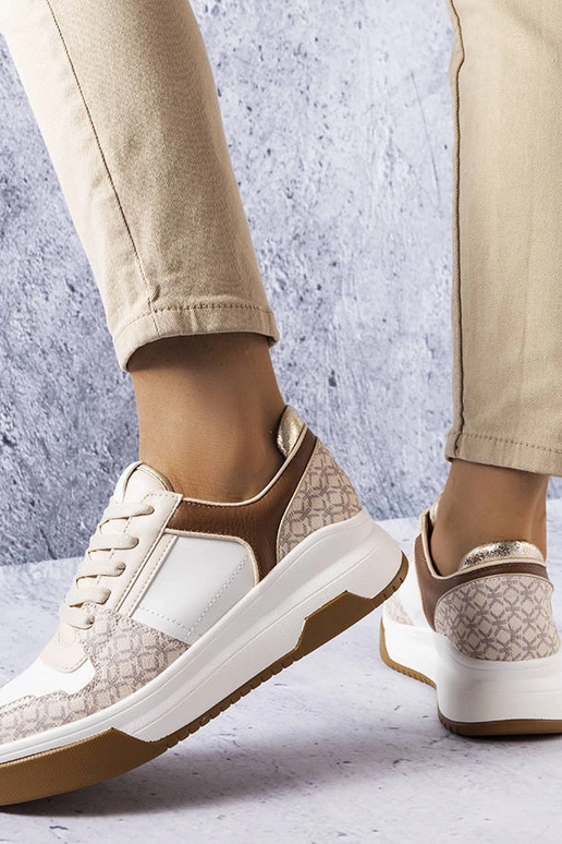 Pruunid tossud, mis on kaunistatud... Pruunid tossud, mis on kaunistatud...