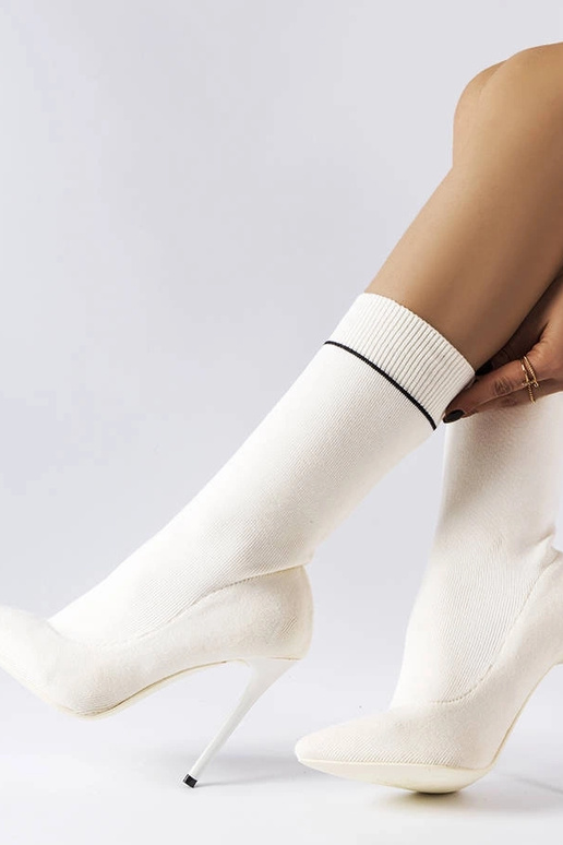 Valged kõrge kontsaga sokisaapad...